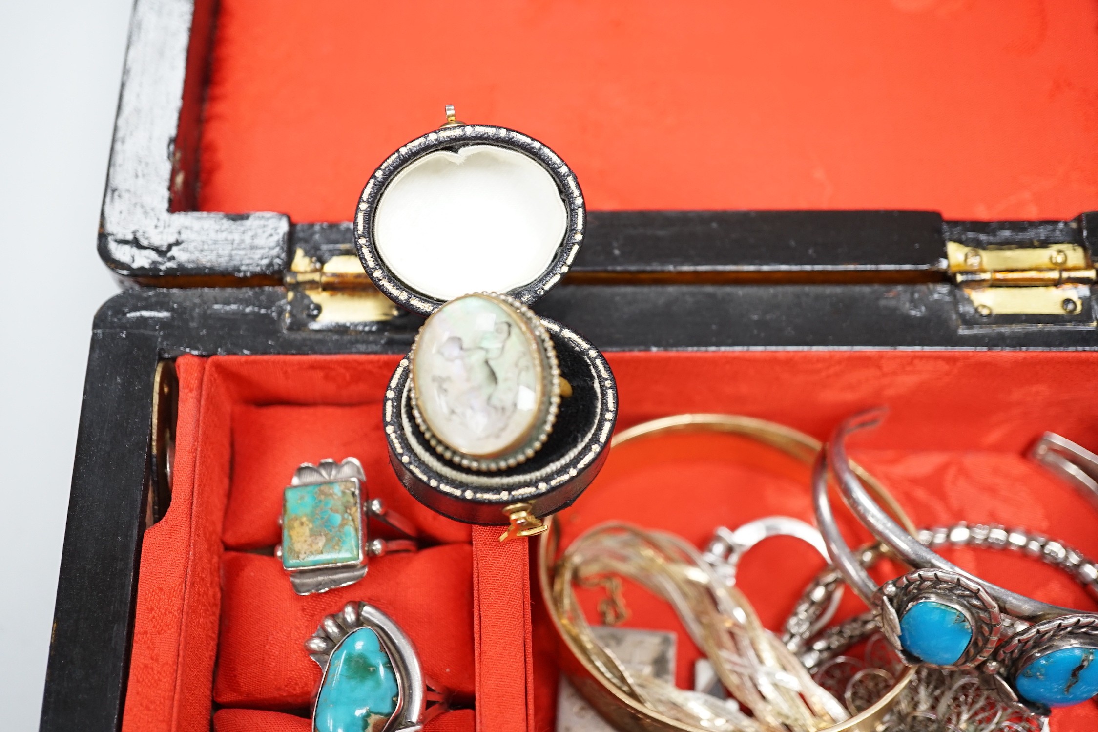 Mixed silver, 925 and costume jewellery.